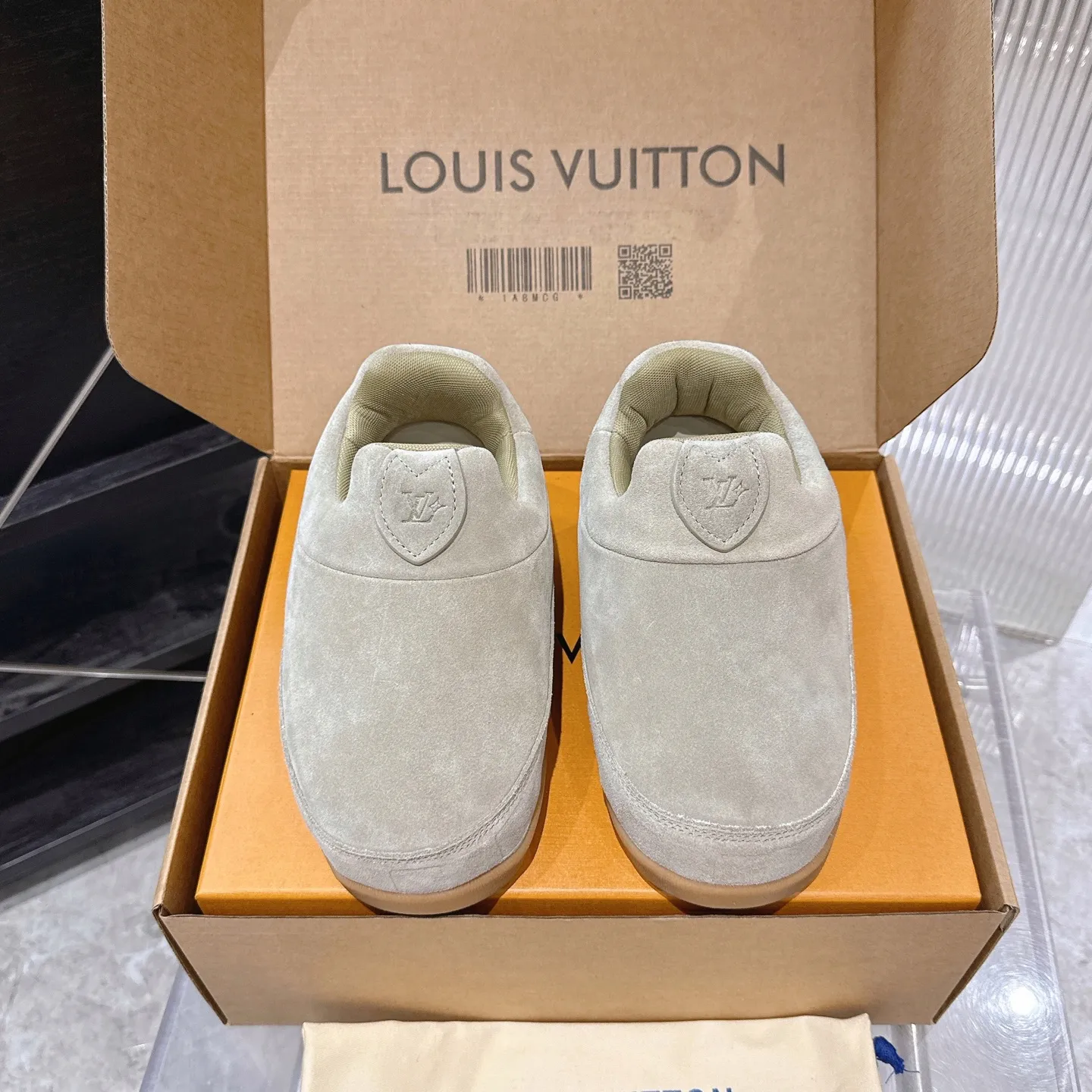 [L Family] P: 740💰 Couple model, size: women 35-41 (customized at 41 for women), 39-46 for men (customized at 45.46) The 2025 iteration of this Time Out sneaker, couple model, LV co-branded nigo, donkey brand, Louis Vuitton, ugly, cute😍Many Internet celebrities have shown off their feet, a classic and versatile item. Fabric: Imported high mercerized cow suede. Lining: high-grade elastic mesh, outsole: original molded outsole, palm print rubber outsole with hidden L letter and Monongram flower.